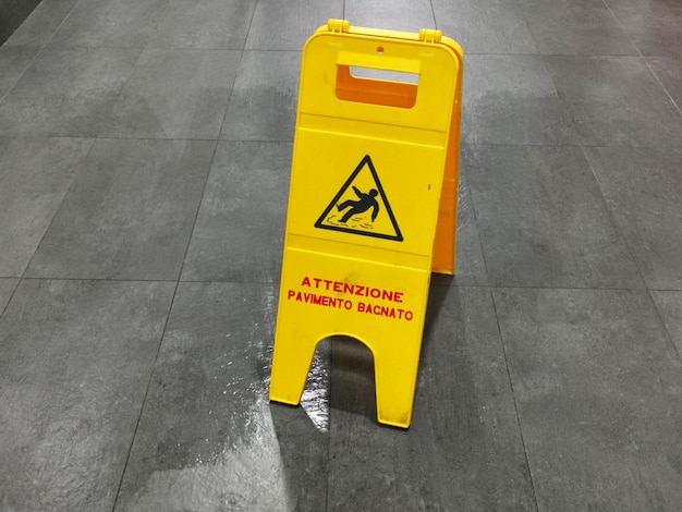 Photo high angle view of yellow sign on floor