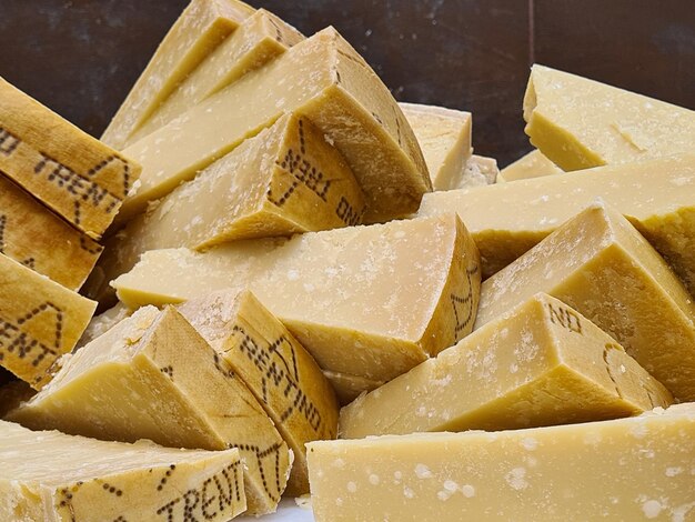 Photo high angle view of yellow slices on table