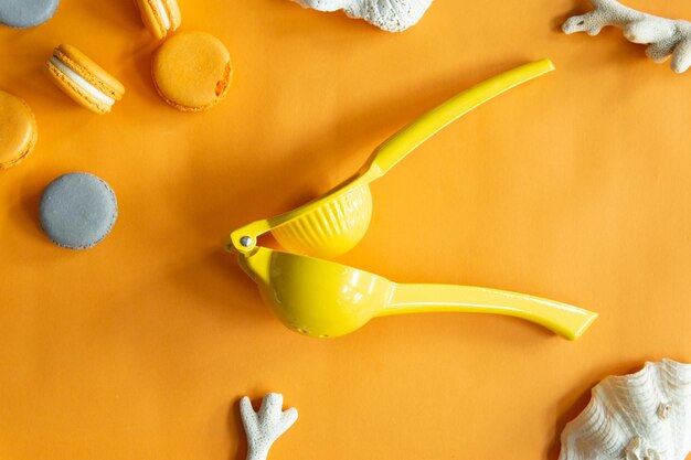 Photo high angle view of yellow toys on table