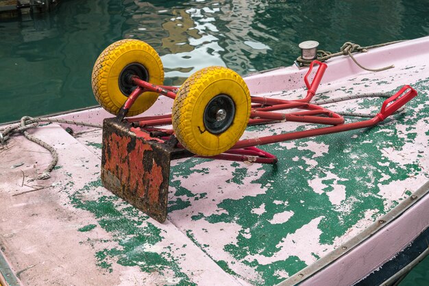 Foto vista ad alto angolo di un carrello a ruote gialle posato sul ponte di una barca