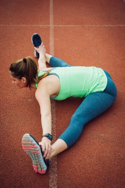 Foto vista ad alta angolazione di una giovane donna che si esercita su una pista sportiva