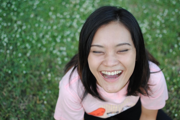 Photo high angle view of young woman laughing outdoors