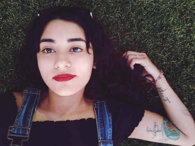 Photo high angle view of young woman lying on field