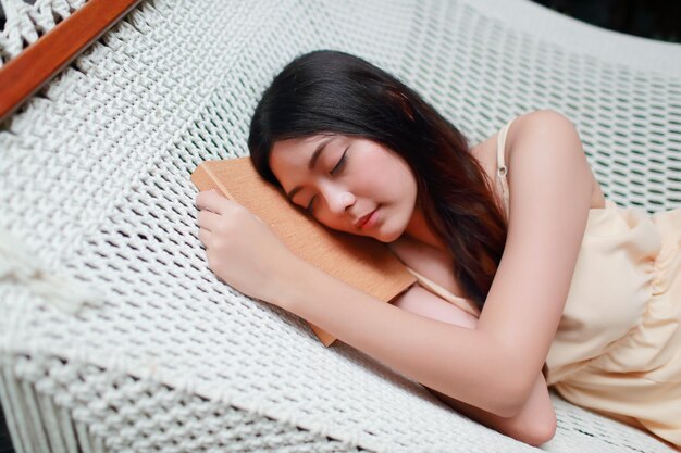 Photo high angle view of young woman lying on hammock in park