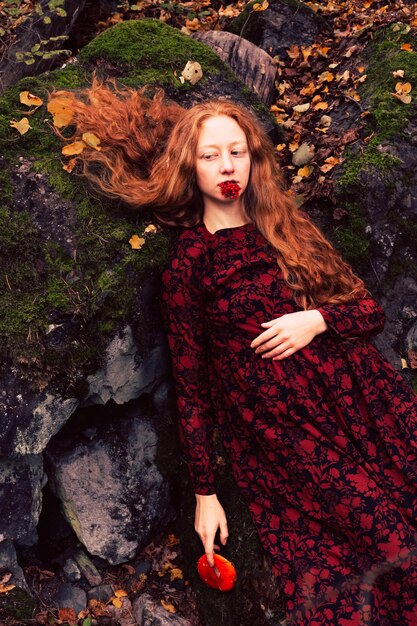 Photo high angle view of young woman lying outdoors