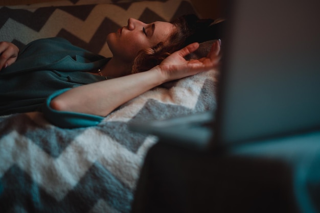 Photo high angle view of young woman sleeping on bed at home