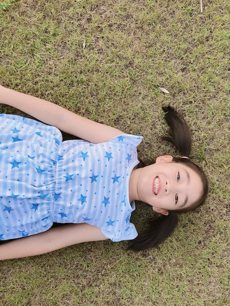 Photo high angle view of young woman standing on field