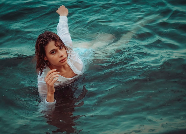 Foto vista ad alto angolo di una giovane donna che nuota in mare