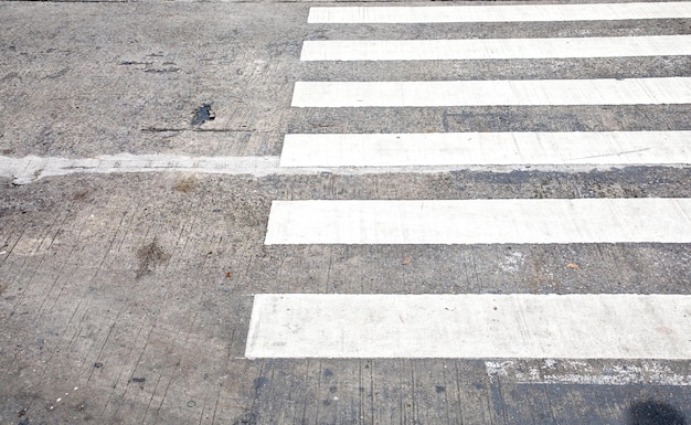 Foto vista ad alto angolo del passaggio delle zebre sulla strada