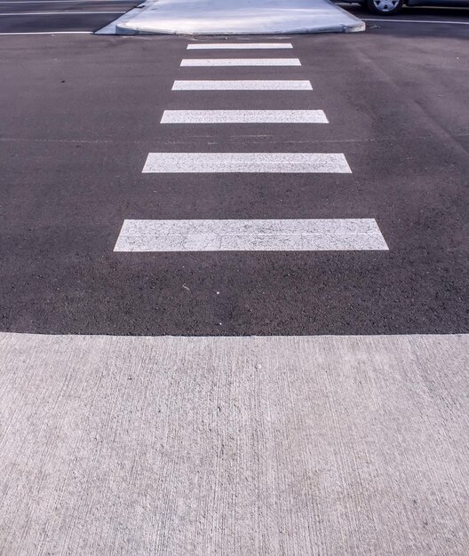 Foto vista ad alto angolo del passaggio delle zebre sulla strada