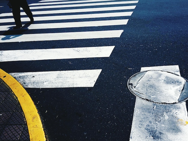 Foto vista ad alta angolazione del passaggio delle zebre sulla strada