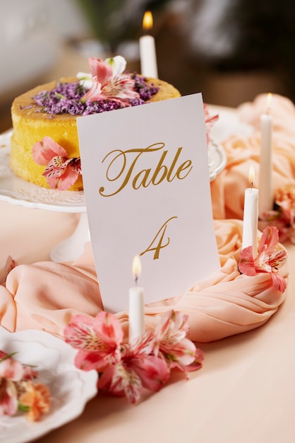 Photo high angle wedding table number and candles