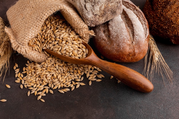 Alto angolo di semi di grano in sacchetto di iuta