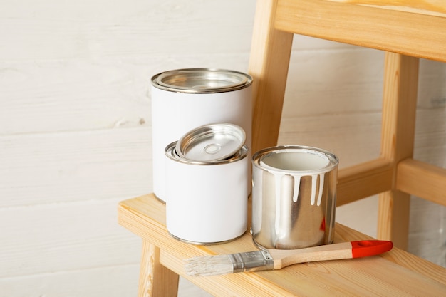 Photo high angle white paint cans on ladder