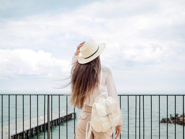 写真 海辺でハイアングルの女性