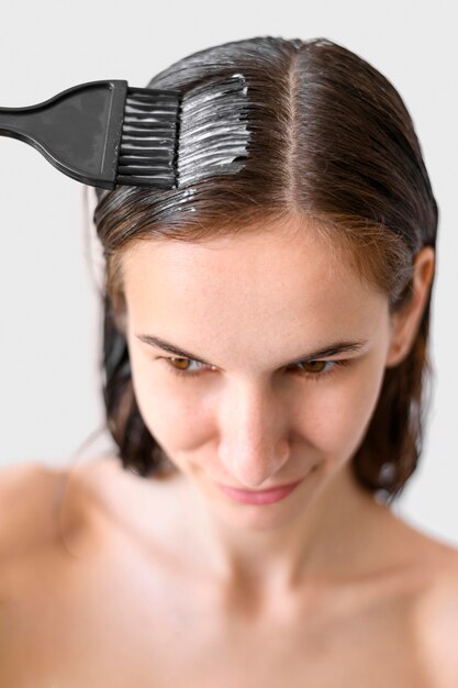 Capelli ad alto angolo di tintura donna