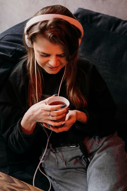 Foto tazza di caffè della holding della donna di alto angolo