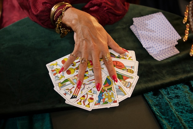 Photo high angle woman holding tarot cards