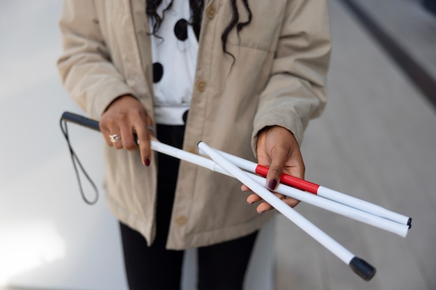 Photo high angle woman holding white cane