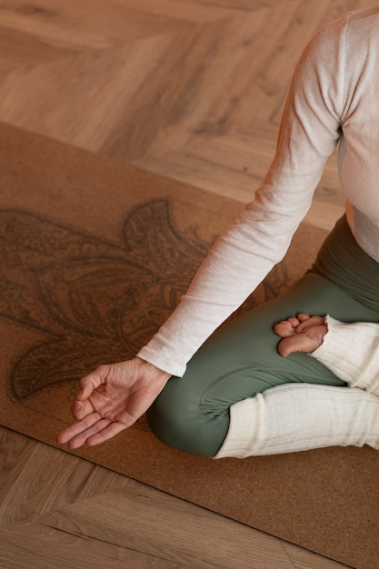 Photo high angle woman meditating on mat