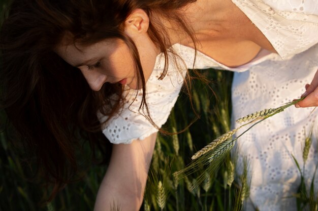 写真 花を摘む高角度の女性