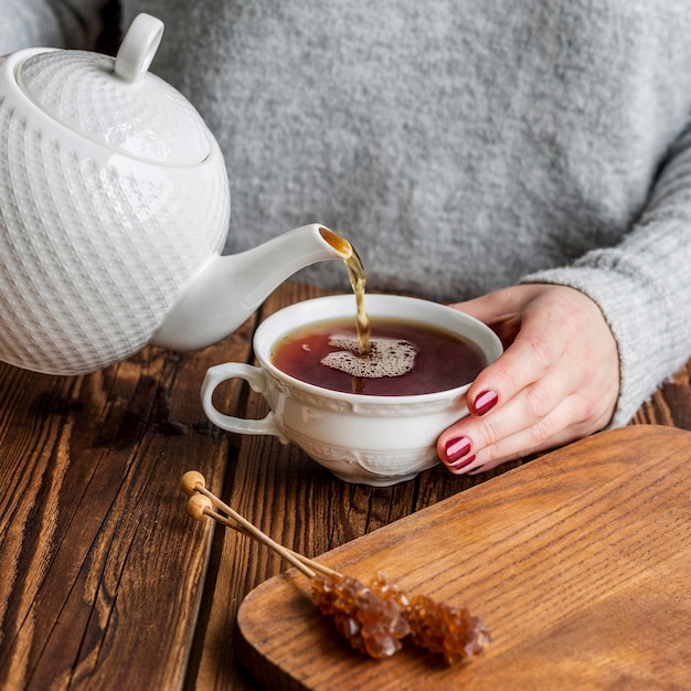 お茶のコンセプトを注ぐ女性のハイアングル