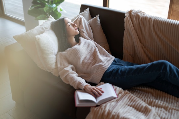 Foto donna di alto angolo che dorme sul divano