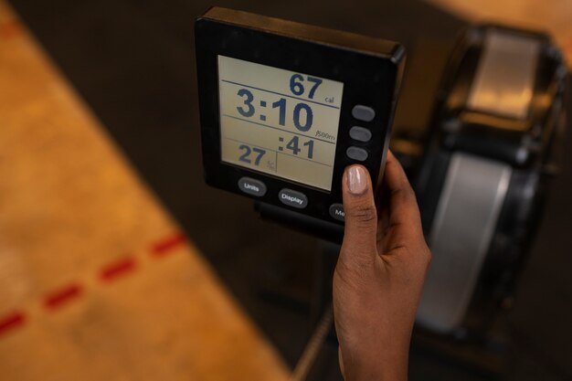 Photo high angle woman training at gym