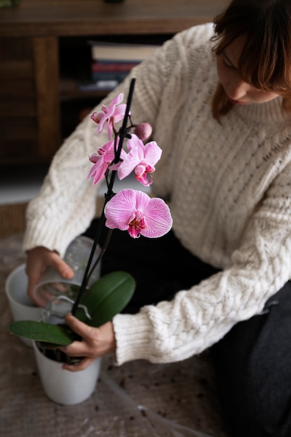 花を移植する高角度の女性