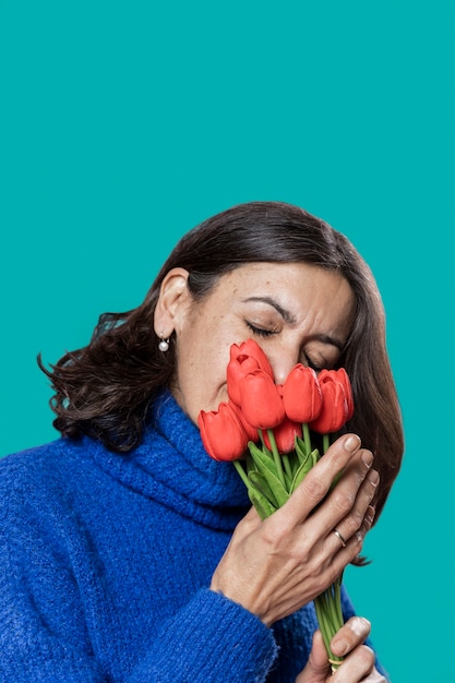 Foto donna dell'angolo alto con il mazzo dei fiori