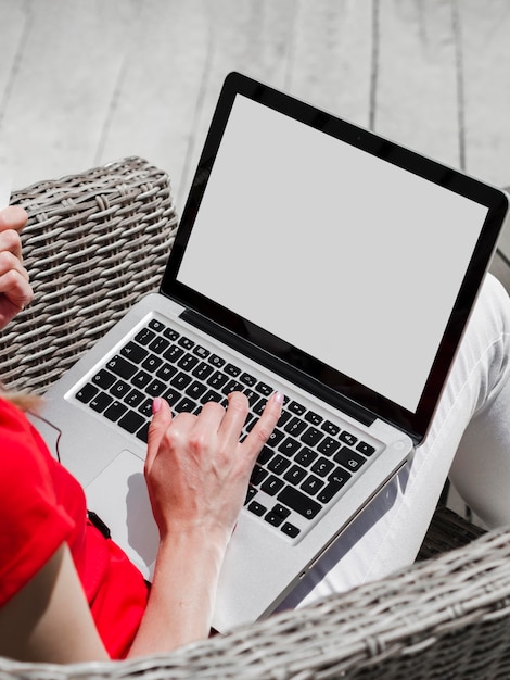 Foto angolo alto della donna che lavora al computer portatile all'aperto