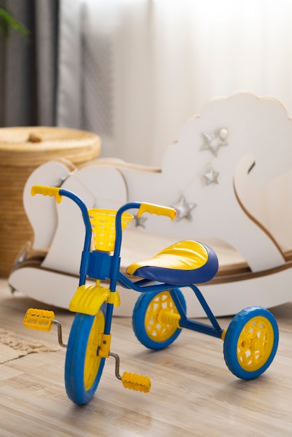 Photo high angle yellow and blue tricycle inside