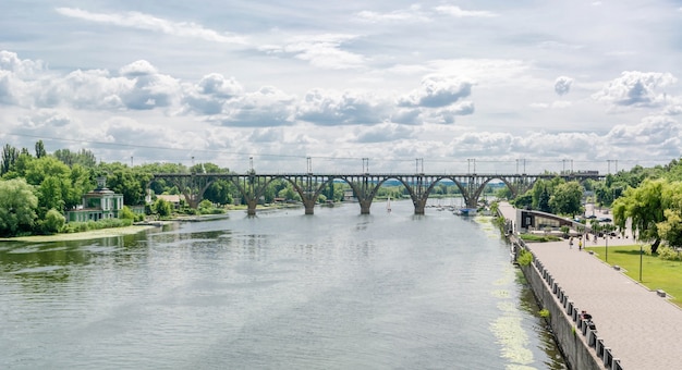 Foto alto ponte ferroviario ad arco in cemento attraverso il fiume dnepr