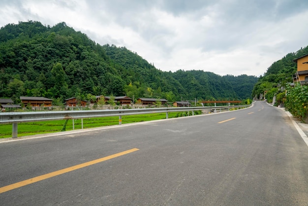 森の中の高いアスファルト道路