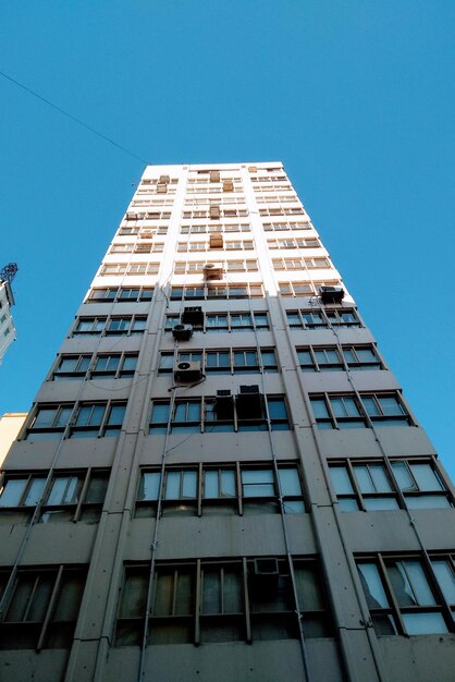 Foto l'edificio alto visto da sotto