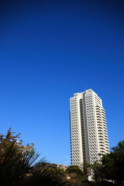 Un edificio alto a valencia sopra il cielo blu