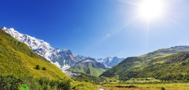 높은 코카서스 산맥. Svaneti. 조지아. Bezengi 벽.