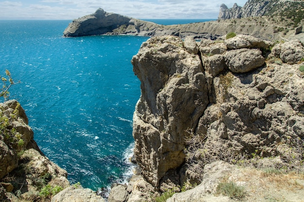 Фото Высокие скалы на берегу синего моря