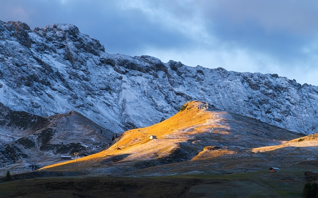 일몰 동안의 높은 절벽 Dolomite Alps Italy 산과 맑은 하늘 산과 절벽의 전망 여행을 위한 배경으로 자연 산 풍경 사진