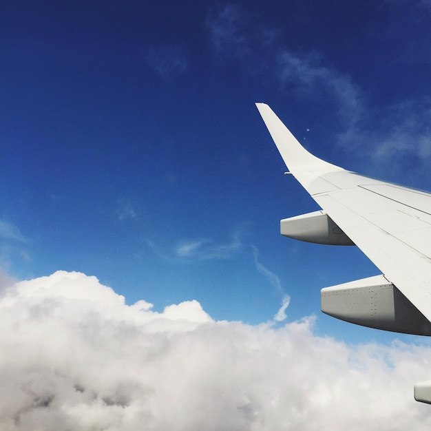 雲の上の高い空撮と旅行のコンセプト