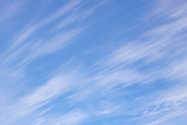 青空の背景に高い雲