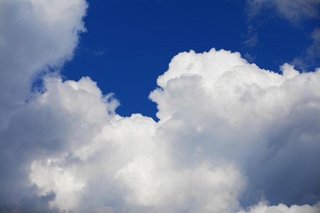 夏の空の高い雲。空の背景。空の気象観測。