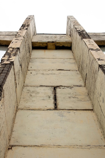 Вид снизу здания завода с высокой бетонной конструкцией