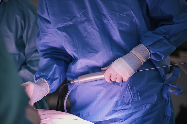 Foto high-definition liposuctie in de operatiekamer plastisch chirurg