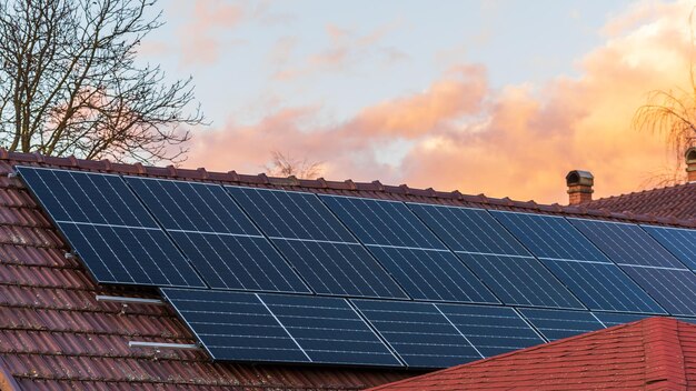 Photo high efficiency half cell solar panels at the top of a family house