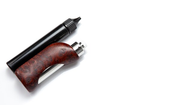 High-end herbouwbare druipende verstuiver met gestabiliseerde redwood burl gereguleerde doos mods en zwarte fles e-vloeistof op witte textuur achtergrond, vapen apparaat