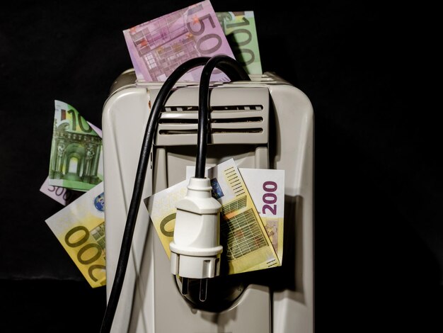 Foto alti costi energetici. riscaldatore di olio elettrico in banconote in euro.