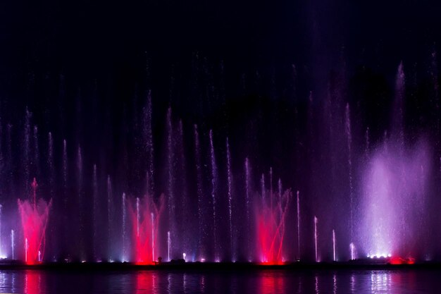 Photo high evening fountain colored fountain against the background of the night sky