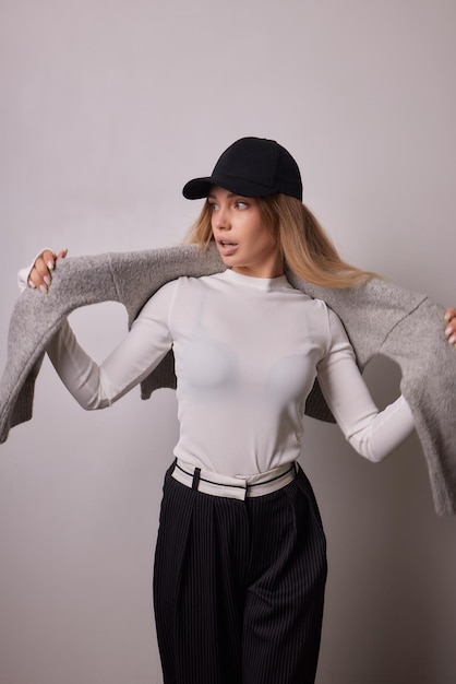 High fashion foto van een mooie elegante jonge vrouw in een mooi beige pak