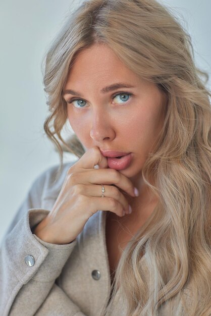 Photo high fashion photo of a beautiful elegant young woman in a pretty beige suit